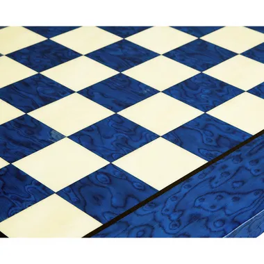 Schaakbord van blauw esdoornhout, close-up van de velden