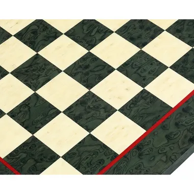 Schaakbord van groen esdoornhout, close-up van velden diagonaal