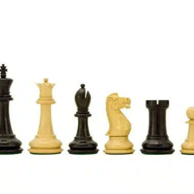 Jeu complet de pièces « Victoria III » alignées par taille, du roi au pion