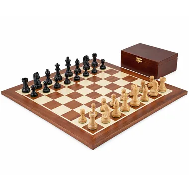 Compleet Grand Championship II schaakspel opgesteld op het mahonie- en esdoornbord, kist open