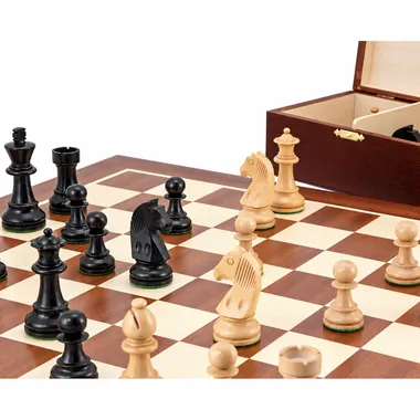 Buxus- en geëboniseerde buxusstukken midden in het spel, berken opbergkist op de achtergrond