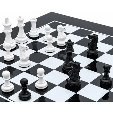 Zwarte en witte houten stukken opgesteld tijdens een partij op het schaakbord