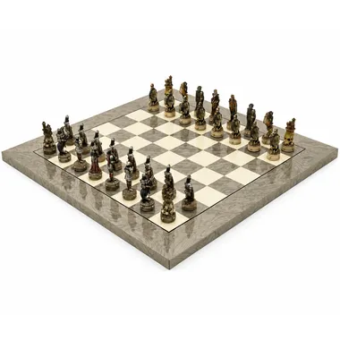 Compleet Dark Fantasy schaakspel op schaakbord van grijs essenhout, totaalbeeld