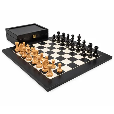 Compleet Knight Design schaakspel opgesteld op het bord voor de open kist