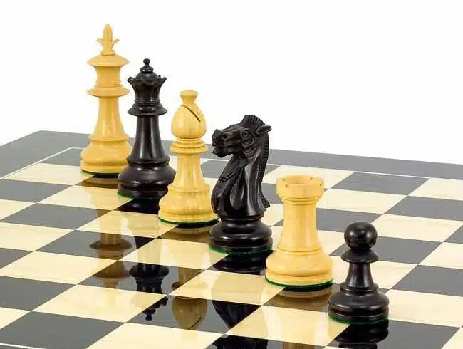 Ensemble "Fleur Noire" Echiquier en Bois d'Erable & Jeu d'Echecs en Bois de Buis
