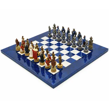 Compleet Camelot Koning Arthur VIII schaakspel op blauw-wit houten schaakbord