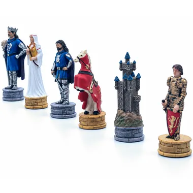 Close-up van Camelot-stukken: dame, ridder, paard en kasteeltoren op het bord