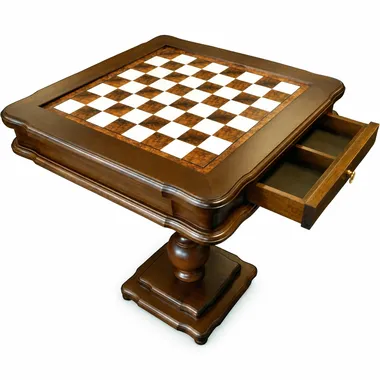 Schaaktafel met geopende opbergla met vakjes