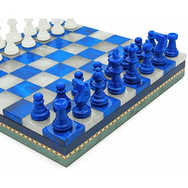 Marmeren schaakbord met blauwe en witte stukken, hoekweergave