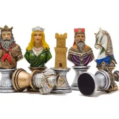 Schaakstukken Medieval Bust V, koning, dame, toren en paard naast elkaar