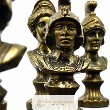 Schaakstukken van goudkleurig metaal, gedetailleerde Romeinse bustes, close-up