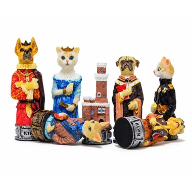 Schaakstukken honden en katten, liggende koning op de grond naast toren en pionnen