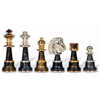 Stukken op een rij, koning, toren, paard en pion in massief messing