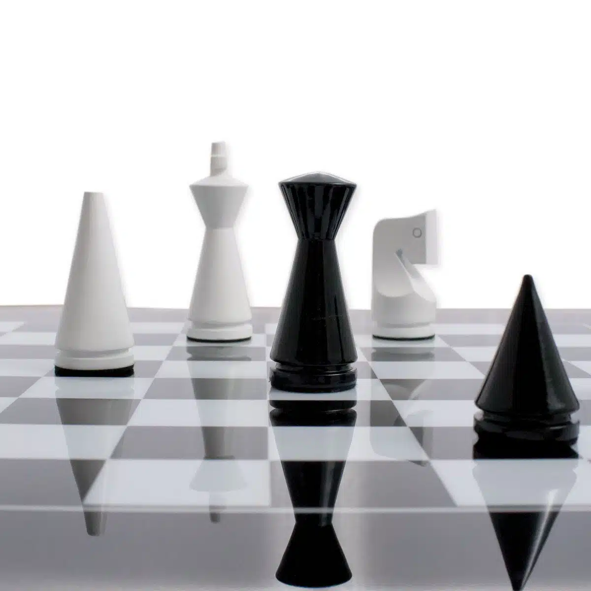 Set Piramide Modern Zwart Schaakbord in Massief Zwart Gelakt Hout & Schaakspel in Massief Zwart en Wit Gelakt Hout - Afbeelding 2