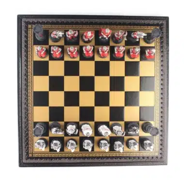 Échiquier similicuir noir vu de dessus avec toutes les pièces en place