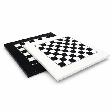 Zwart gelakt schaakbord en wit gelakt schaakbord naast elkaar