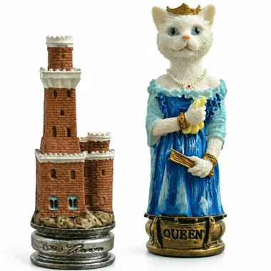 Kattenschaakstukken, de gekroonde witte dame naast een kasteeltoren