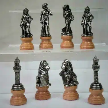Zilverkleurige Florence-schaakstukken op lichte houten voetjes, mythologische figuren