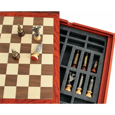 Geopende opbergkist met vakken voor de Medieval II stukken