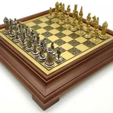 Camelot Koning Arthur XV Set Schaakbord op Voet van Hout en Metalen Koning Arthur Schaakstukken