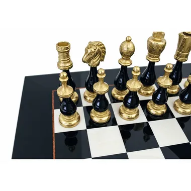 Detail van de gouden en zwarte stukken bij een hoek van het bord