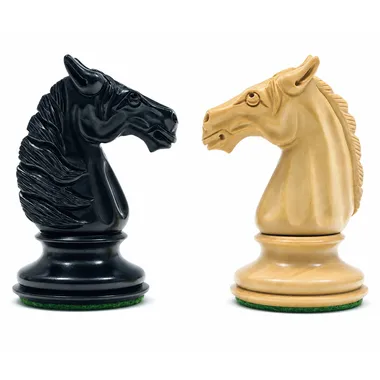 Detail van de twee Staunton-paarden, in zwart ebbenhout en licht buxushout