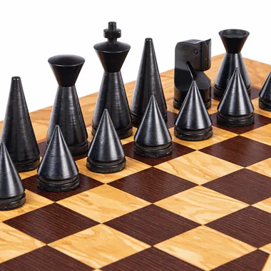 Donkere schaakstukken van rozenhout opgesteld op het olijfhouten schaakbord
