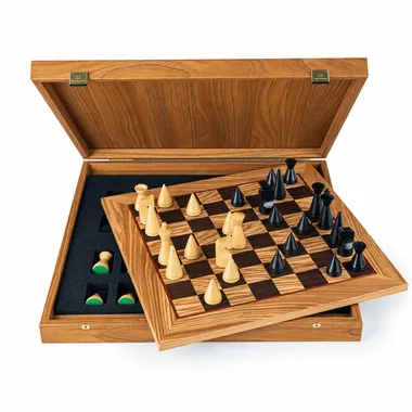 Geopende houten kist met geïntegreerd schaakbord en stukken van rozenhout
