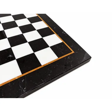 Louis XIV schaakbord: detail van de hoek in zwart-wit marmer met gouden rand