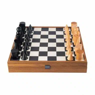 Bauhaus schaakspel zwart-wit, geometrische stukken opgesteld op het bord