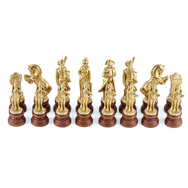 Gouden Napoleon-schaakstukken op een rij, detail van de figuren op houten voet