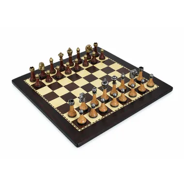 Staunton schaakspel van hout en metaal op donker houten schaakbord, totaalbeeld