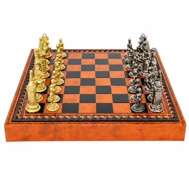 Compleet Camelot schaakspel, gouden en zilveren stukken op kunstleren schaakbord