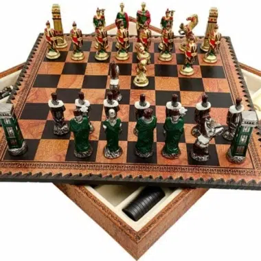 Geopend kunstleren schaakbord met zicht op het opbergvak voor stukken