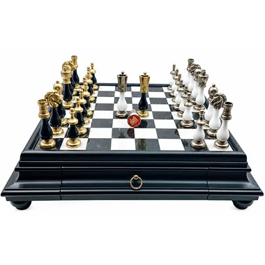 Arabesque schaakbord van hout en albast van dichtbij met opgestelde stukken