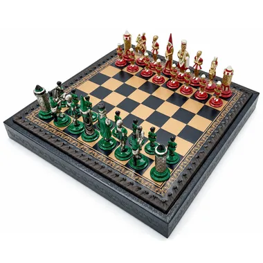 Rode en groene Camelot schaakstukken opgesteld op het open schaakbord