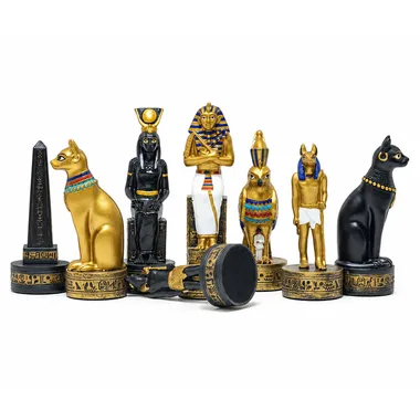 Schaakstukken Oud-Egypte op een rij, obelisken, farao en goud-zwarte godheden