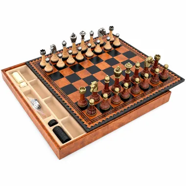 Geopend schaakset met schaakbord, stukken van metaal en hout en opbergvak