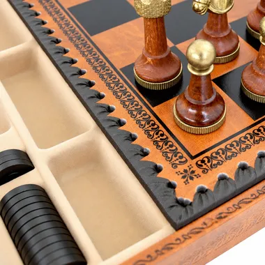 Close-up van de bordhoek met houten stukken en opbergvak in kunstleer