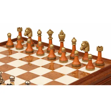 Gouden stukken van hout en metaal, detail van pionnen en gegraveerd paard