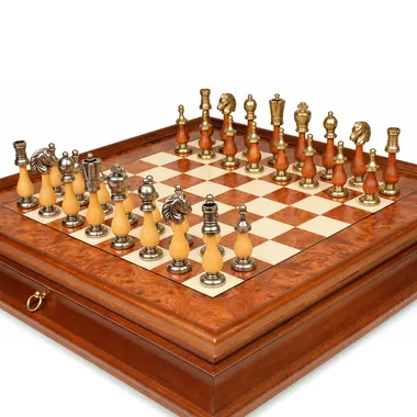 Schaakstukken Arabesque in metaal en hout van dichtbij op het bord