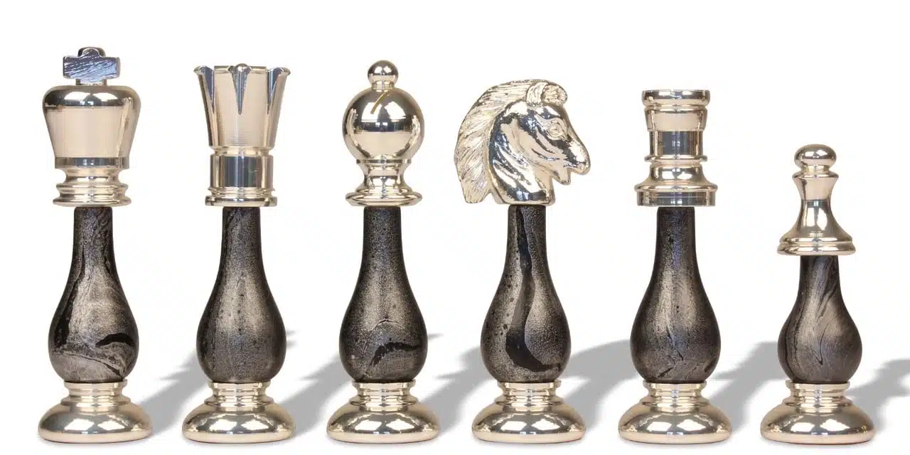 Luxe Schaakspel van Massief Messing verguld met Goud en Zilver en Gelakt Hout met Schaakbord in Esdoorn en Bruyèrehout - Koning 10 cm - Afbeelding 4