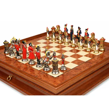 Napoleon schaakstukken van metaal opgesteld op het schaakbord van iepenhout