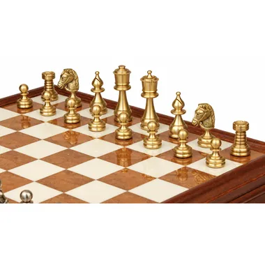 Vergulde massief messing stukken van het Perzisch schaakspel van dichtbij op het bord