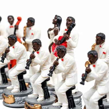 Harsen schaakstukken van de Jazz-kant in wit pak, gedetailleerde close-up
