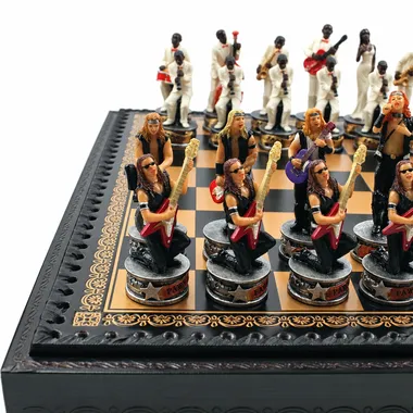 Hars schaakstukken van de Rock-zijde, gitaristen en zangeres op het bord