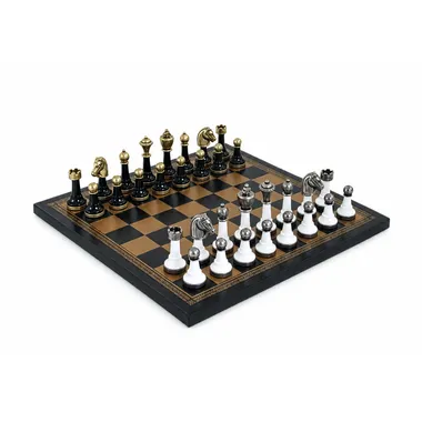 Compleet Staunton-schaakspel op een gouden en zwart kunstlederen schaakbord