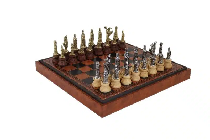 Middeleeuws Schaakspel - Schaak-, Dam- en Backgammonbord in Bruin/Zwart Kunstleer met Opbergvak & Schaakstukken in Metaal