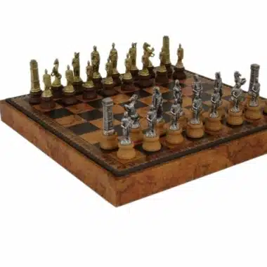 Schaakspel Romeinen vs Barbaren - Schaakbord, Damspel en Backgammon in Kunstleer met Opbergvak & Schaakstukken van Metaal en Hout
