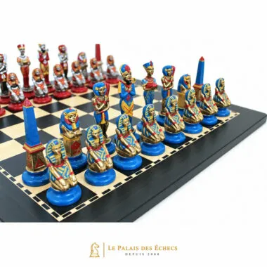 Blauwe en rode stukken van het Egypte schaakspel op het schaakbord
